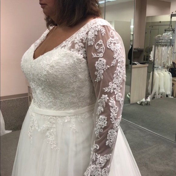 David’s bridal size 18 beautiful wedding dress - Picture 6 of 8